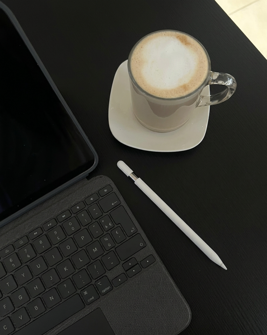 Tablette, clavier et cappuccino sur la table — coin télétravail au L'Horizon