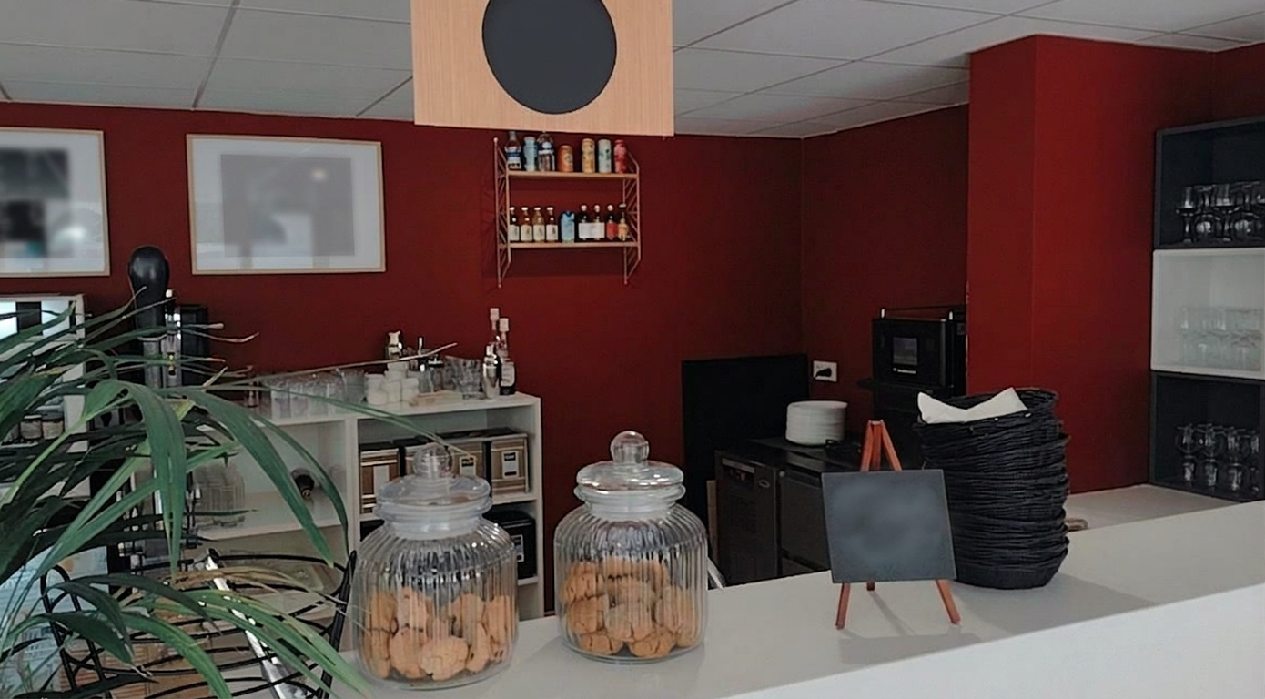 Comptoir du café L'Horizon, bocaux de cookies et mur rouge brique