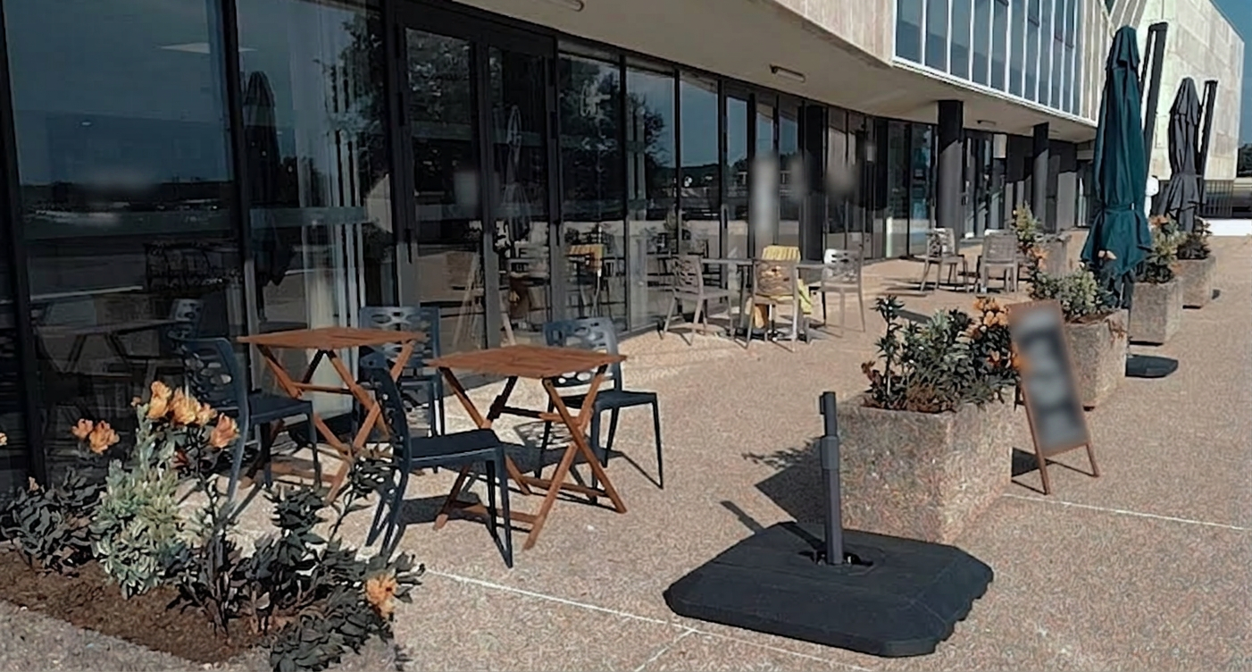 Terrasse extérieure du café L'Horizon à Valbourg