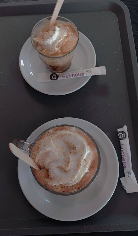 Café viennois et chocolat viennois servis avec une büchette de sucre